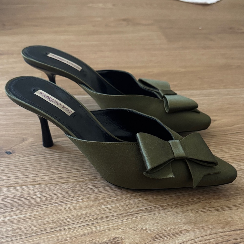 NWT! Fabrizio Viti Silk Olive Green Heels with Bow Accent